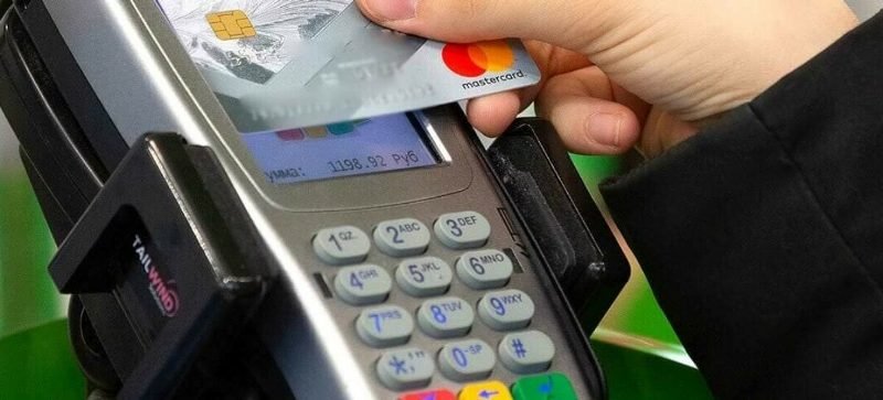 В Трехгорном полицейские задержали охранника магазина, воспользовавшегося для покупок чужой банковской картой